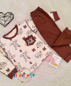 ست دو تیکه تیشرت و شلوار کودک بچگانه داخل خز طرح خرگوش ماشینی رنگ قهوه ای مناسب دو تا شش سال